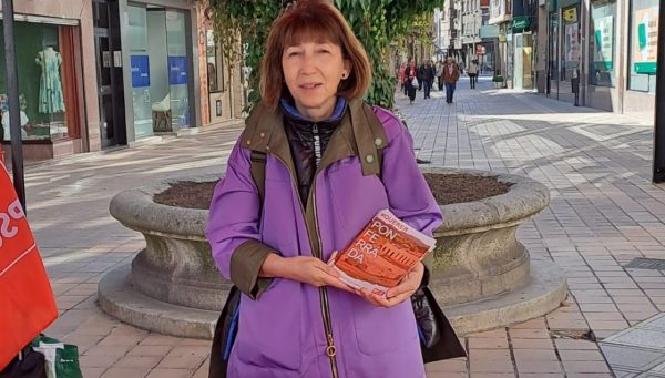 Mabel Fernández, con el programa del PSOE de Ponferrada