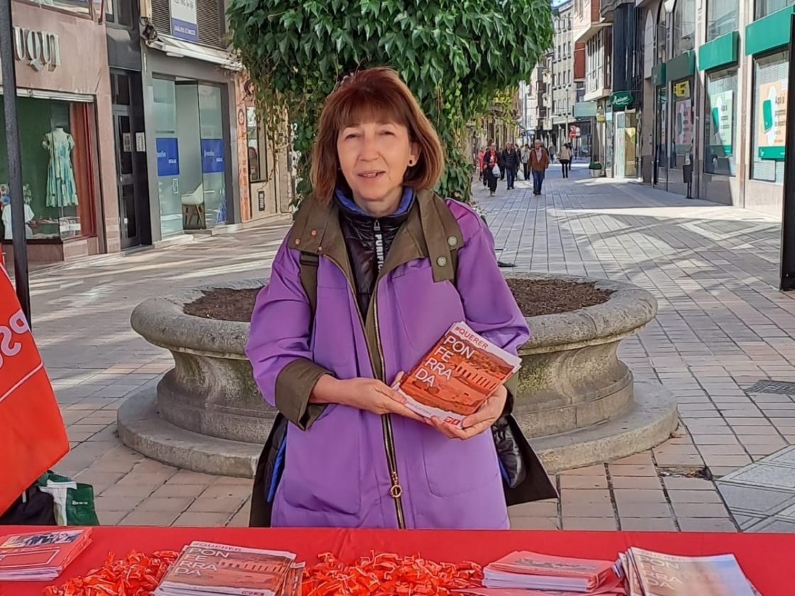 Mabel Fernández, con el programa del PSOE de Ponferrada