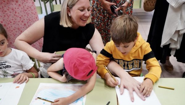 La consejera de Familia e Igualdad de Oportunidades, Isabel Blanco, visita el programa `Conciliamos verano´.