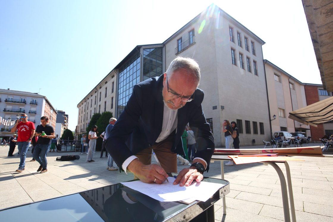 La Plataforma en Defensa por la Sanidad Pública en El Bierzo y Laciana se concentra para denunciar el abandono del servicio de Reumatología en el hospital del Bierzo de Ponferrada. / César Sánchez