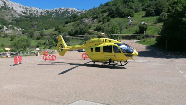 Helicóptero de rescate en el entorno de la Cueva de Valporquero