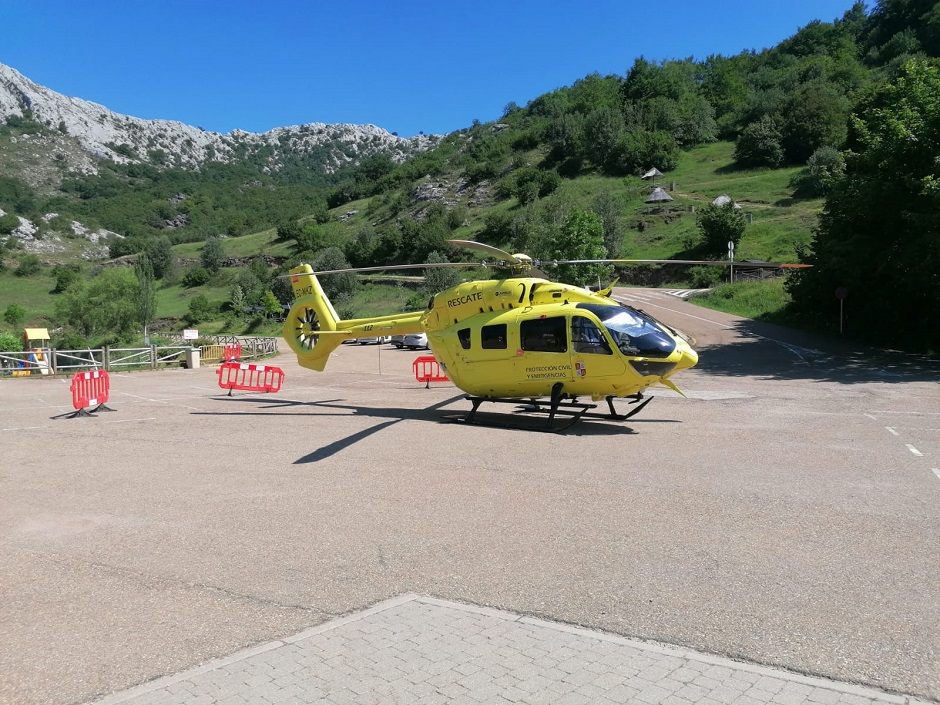 Helicóptero de rescate en el entorno de la Cueva de Valporquero