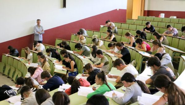 Alumnos examinándose de la EBAU. / ULE