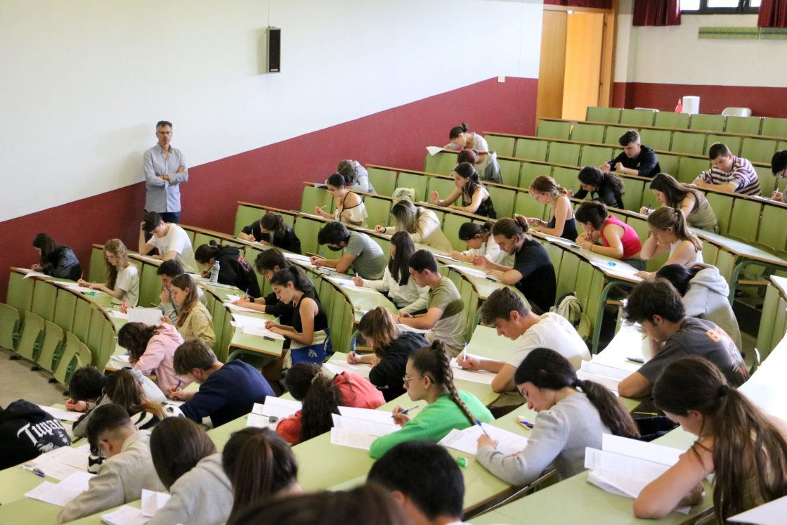 Alumnos examinándose de la EBAU. / ULE