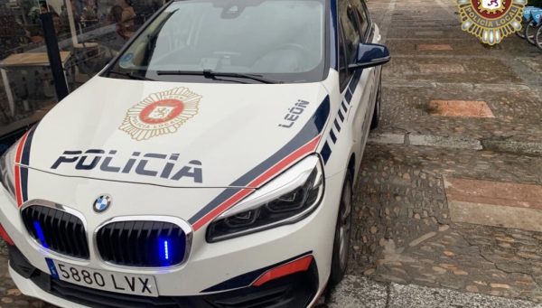 Coche de la Policía Local de León. / @LeonPolicia