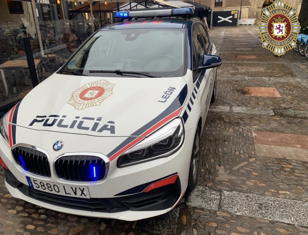 Coche de la Policía Local de León. / @LeonPolicia