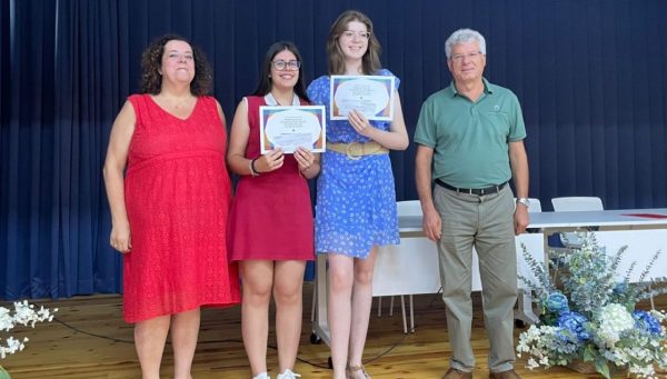 Lucía Vega y Angelitssa Núñez compartieron el premio al mejor expediente académico en el IES Lauro Olmo de O Barco