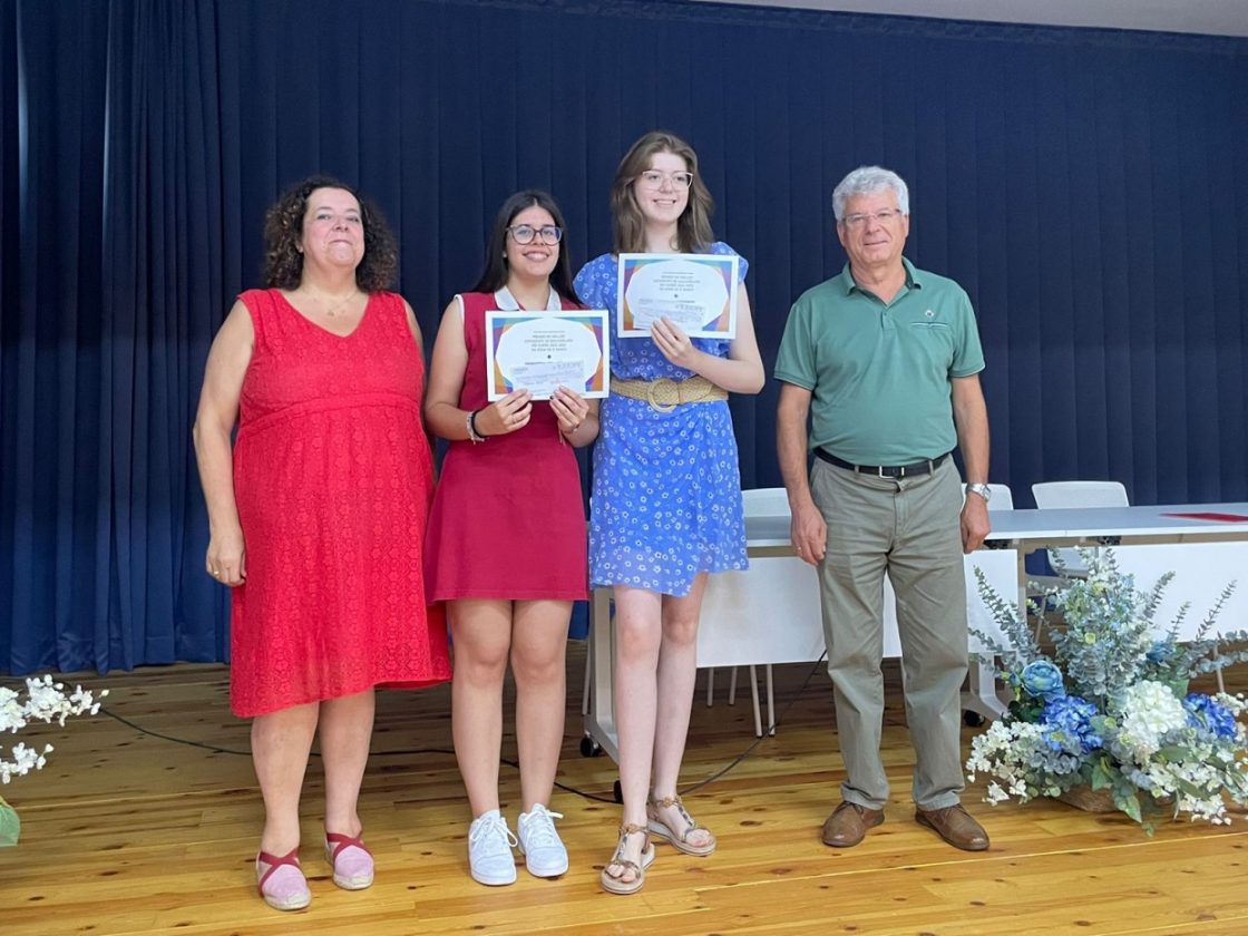 Lucía Vega y Angelitssa Núñez compartieron el premio al mejor expediente académico en el IES Lauro Olmo de O Barco