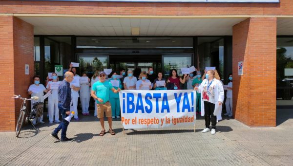 Celadores manifestándose en el Hospital El Bierzo. / EBD