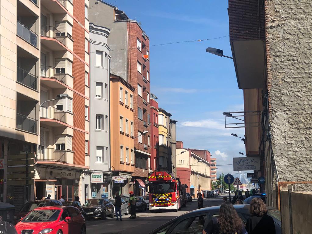 Bomberos de Ponferrada trabajando en una fachada en Gómez Núñez. / QUINITO