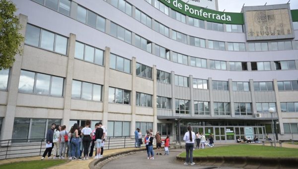 Prueba de la EBAU 2023 en el Campus de Ponferrada. / QUINITO