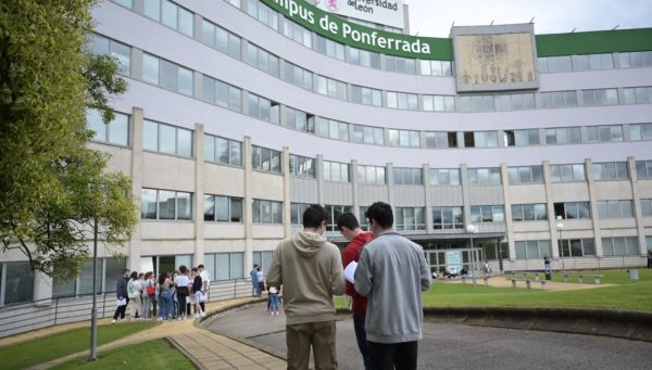 Prueba de la EBAU 2023 en el Campus de Ponferrada. / QUINITO