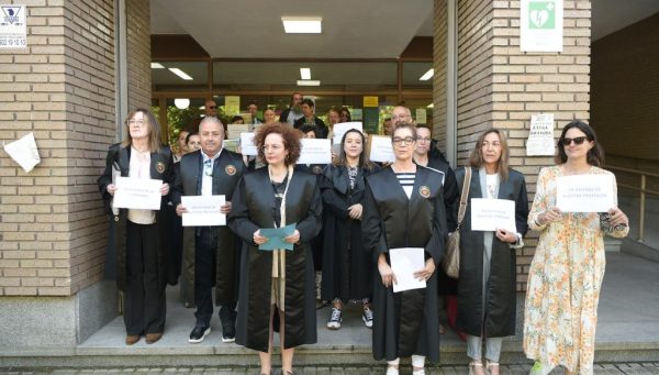 Los Colegios de la Abogacía y Procuradores de León se manifiestan a las puertas de los Juzgados de Ponferrada. / QUINITO