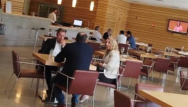 Iván Alonso, Marco Morala y Patricia González en la cafetería de las Cortes de Castilla y León. / EBD