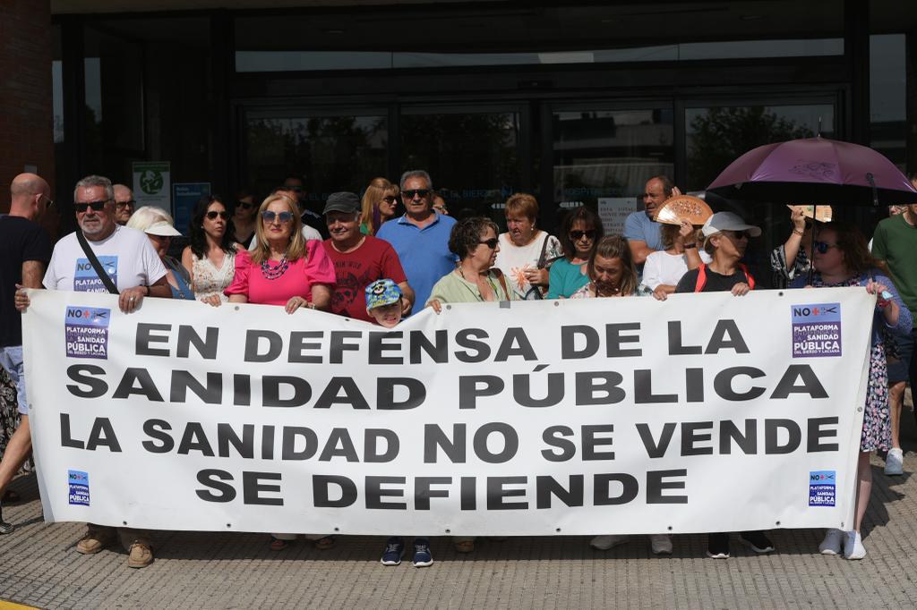 Pacientes de Reumatología se concentran en el Hospital El Bierzo. / QUINITO