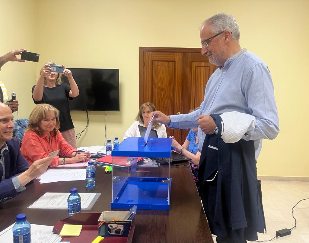 Olegario Ramón votando para elegir a los consejeros del Consejo Comarcal. / EBD