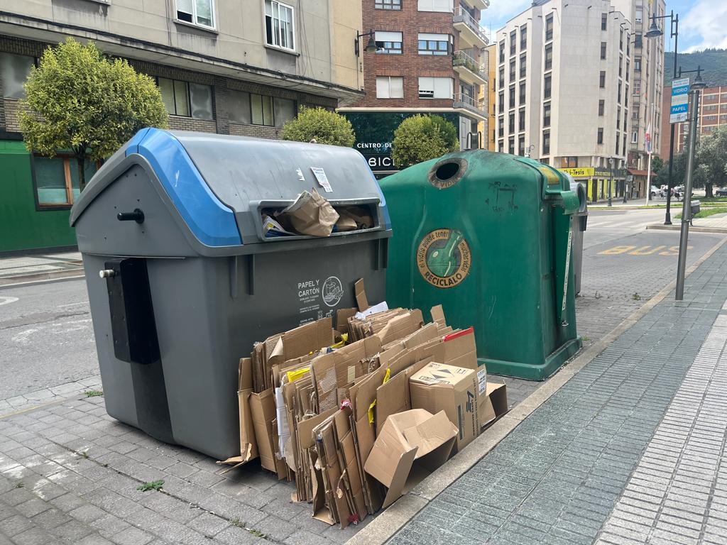 Contenedor lleno de basura en Ponferrada. / EBD