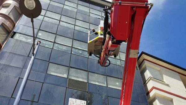 Cae un cristal de grandes dimensiones de un edificio de Ponferrada. / Ayuntamiento de Ponferrada