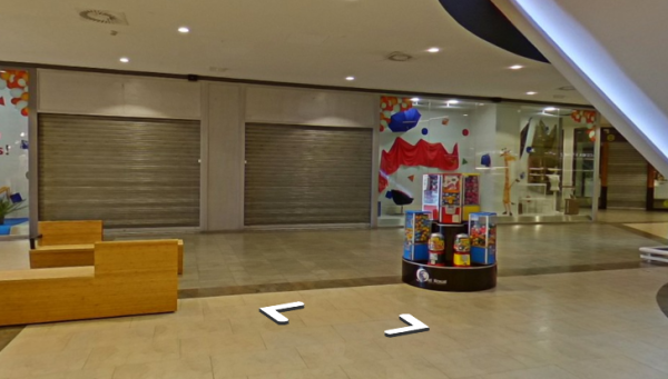 Antiguo local de Toys R Us en centro comercial. / Página web de El Rosal