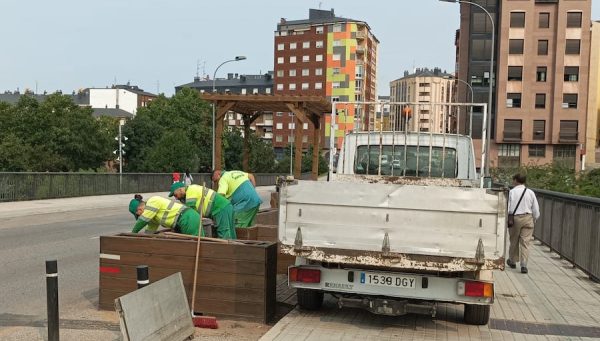 Operarios del Ayuntamiento desmontando el 'parklet' de la avenida del Castillo