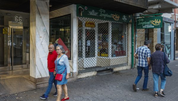 Detenido un hombre de 42 años en Burgos como presunto autor de la muerte de su pareja, una joven de 20. En la imagen el portal en el que sucedió el suceso