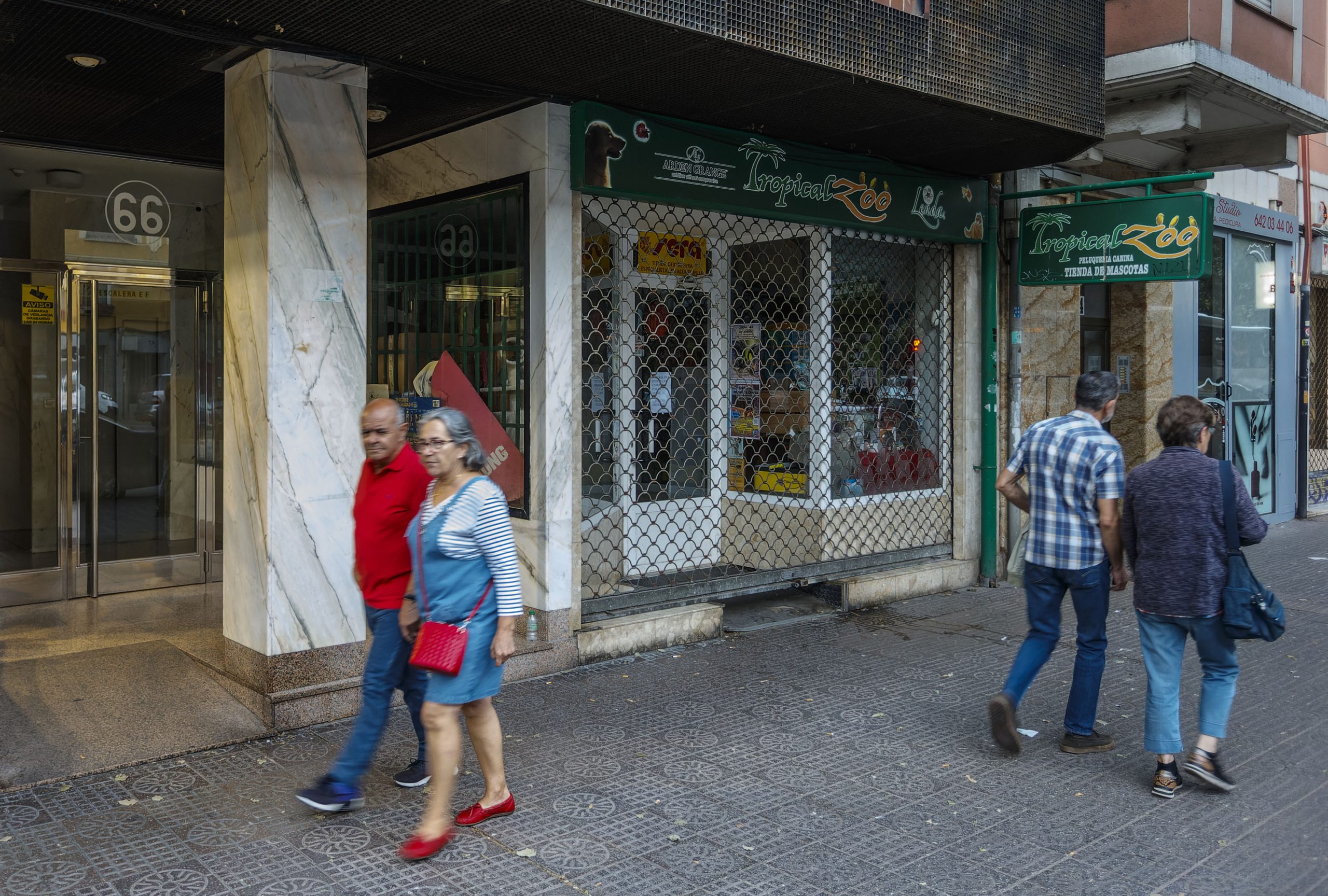 Detenido un hombre de 42 años en Burgos como presunto autor de la muerte de su pareja, una joven de 20. En la imagen el portal en el que sucedió el suceso