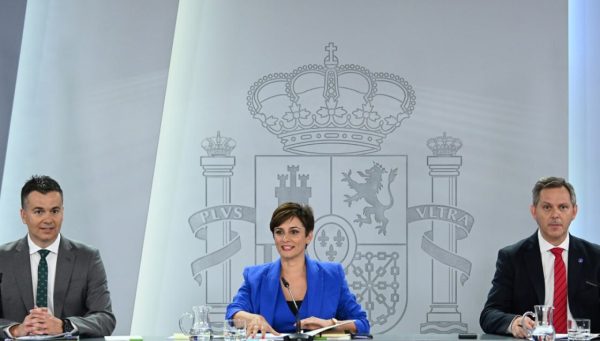 La ministra Portavoz junto a los ministros de Sanidad e Industria durante la rueda de prensa posterior al Consejo de Ministros de este martes