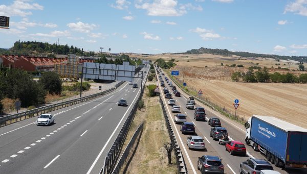 Una colisión entre tres turismos y una furgoneta deja retenciones en la A-62 en Arroyo (Valladolid). / Ical