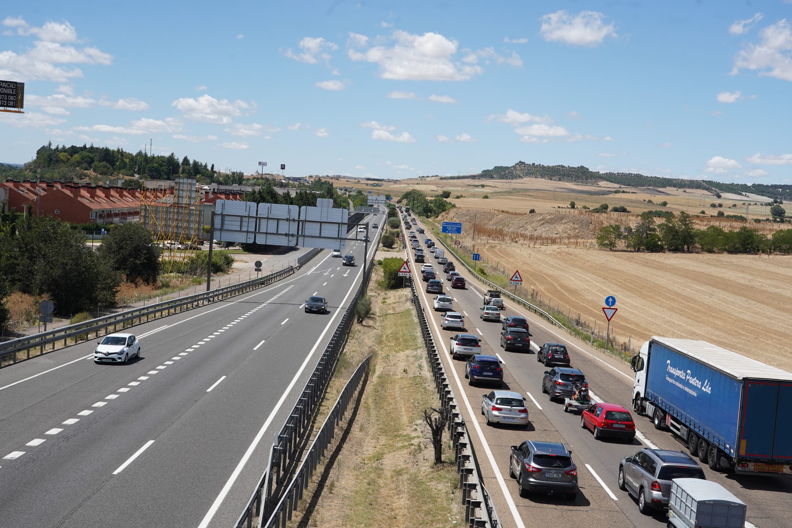 Una colisión entre tres turismos y una furgoneta deja retenciones en la A-62 en Arroyo (Valladolid). / Ical