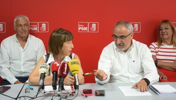 Mabel Fernández y Olegario Ramón durante la rueda de prensa de este miércoles en la sede del PSOE.