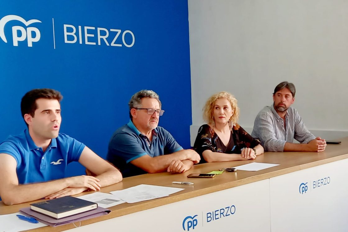 Silvia Franco y Jorge García, con la Junta Local del PP de Ponferrada