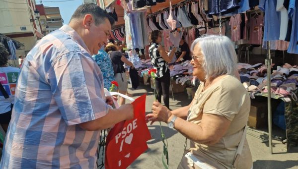 El candidato socialista Manuel Alfonso, en el mercado de Cacabelos