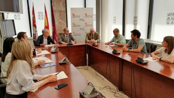 Reunión de los responsables de Embutidos Santa Cruz con el consejero de Industria y otros miembros del gobierno autonómico