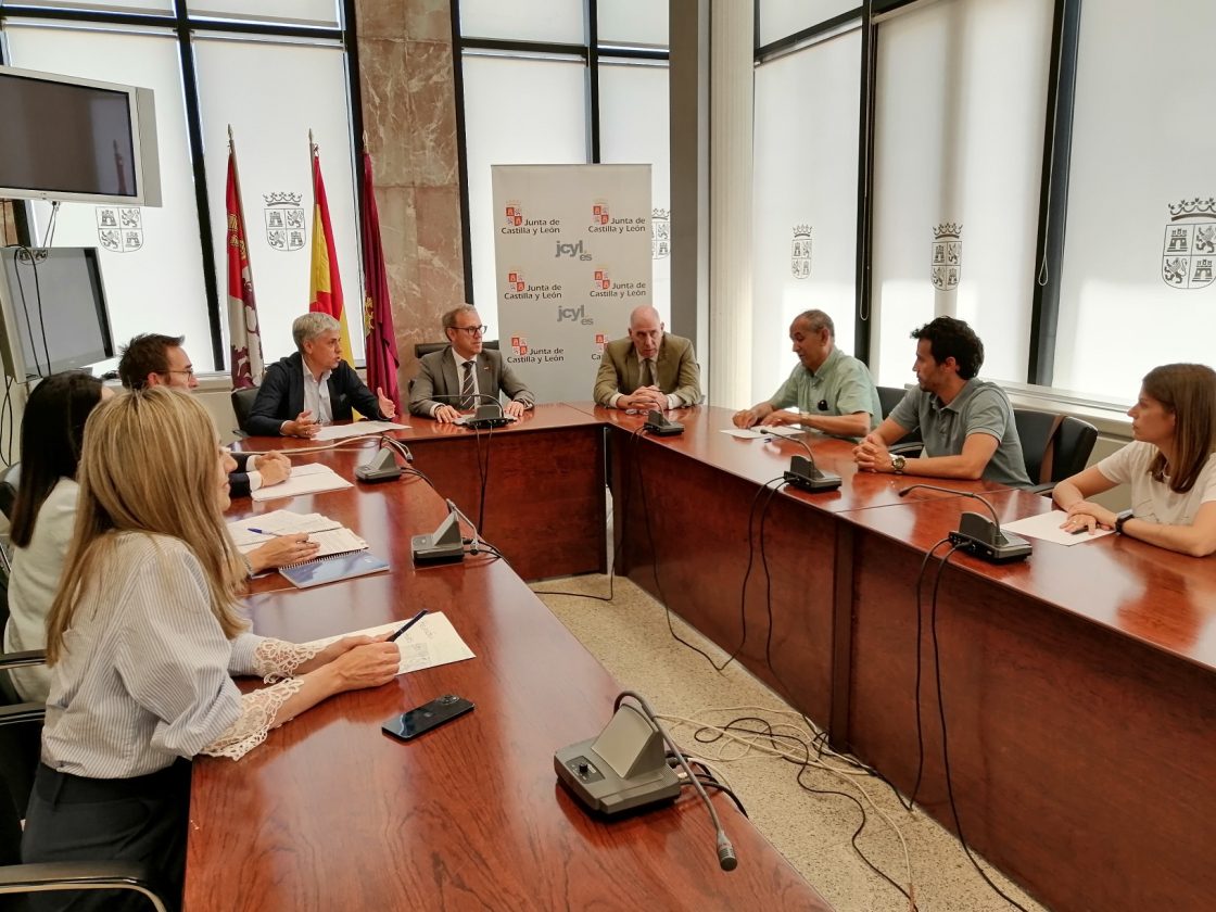 Reunión de los responsables de Embutidos Santa Cruz con el consejero de Industria y otros miembros del gobierno autonómico