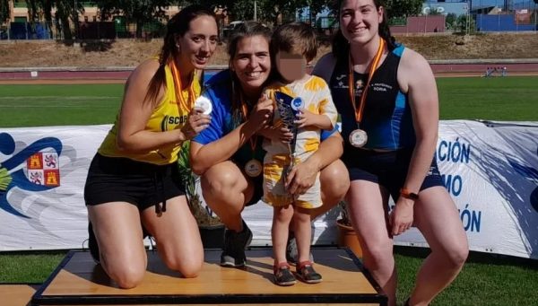 Sabina Asenjo celebra el oro autonómico junto a su hijo en el pódium de Segovia