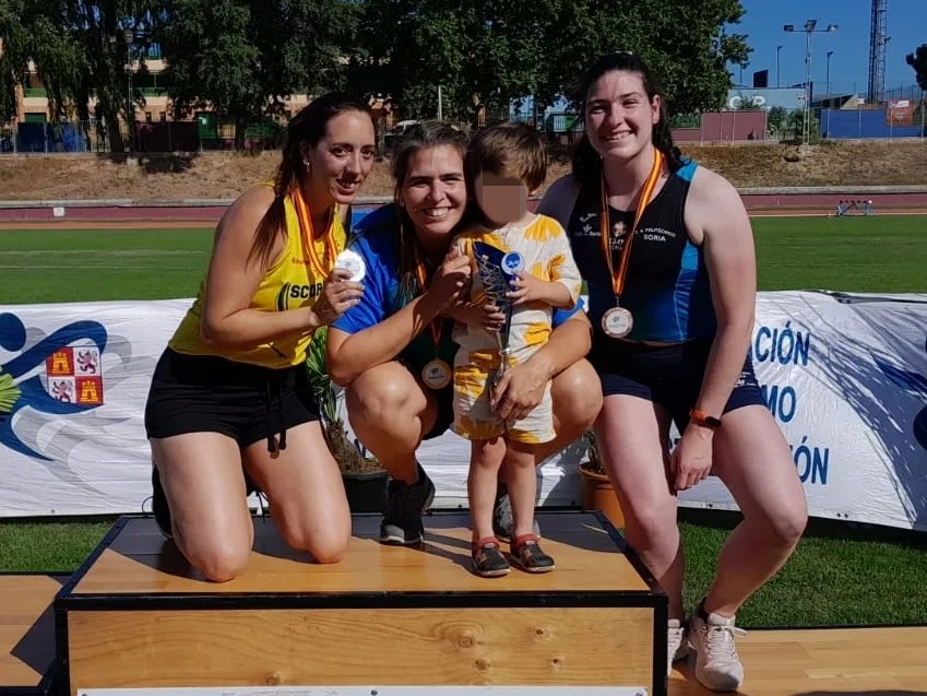 Sabina Asenjo celebra el oro autonómico junto a su hijo en el pódium de Segovia