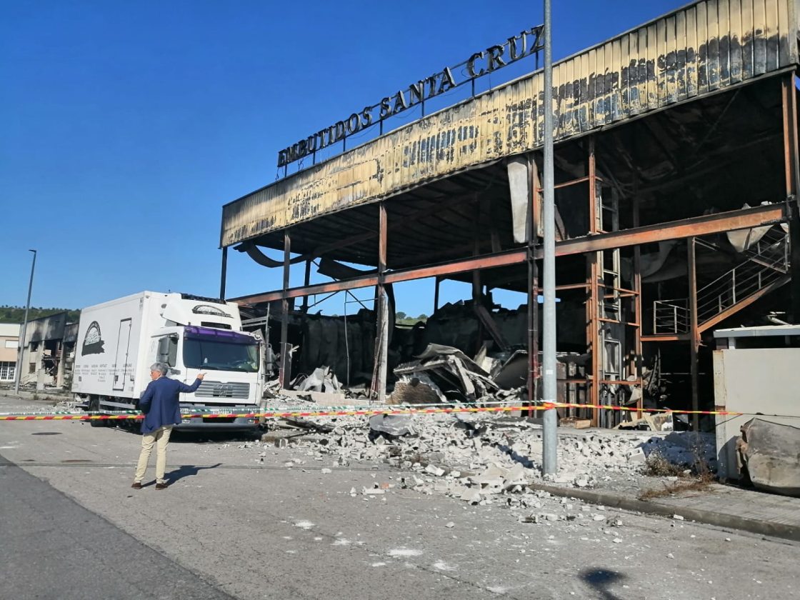 Visita del delegado territorial de la Junta a Embutidos Santa Cruz