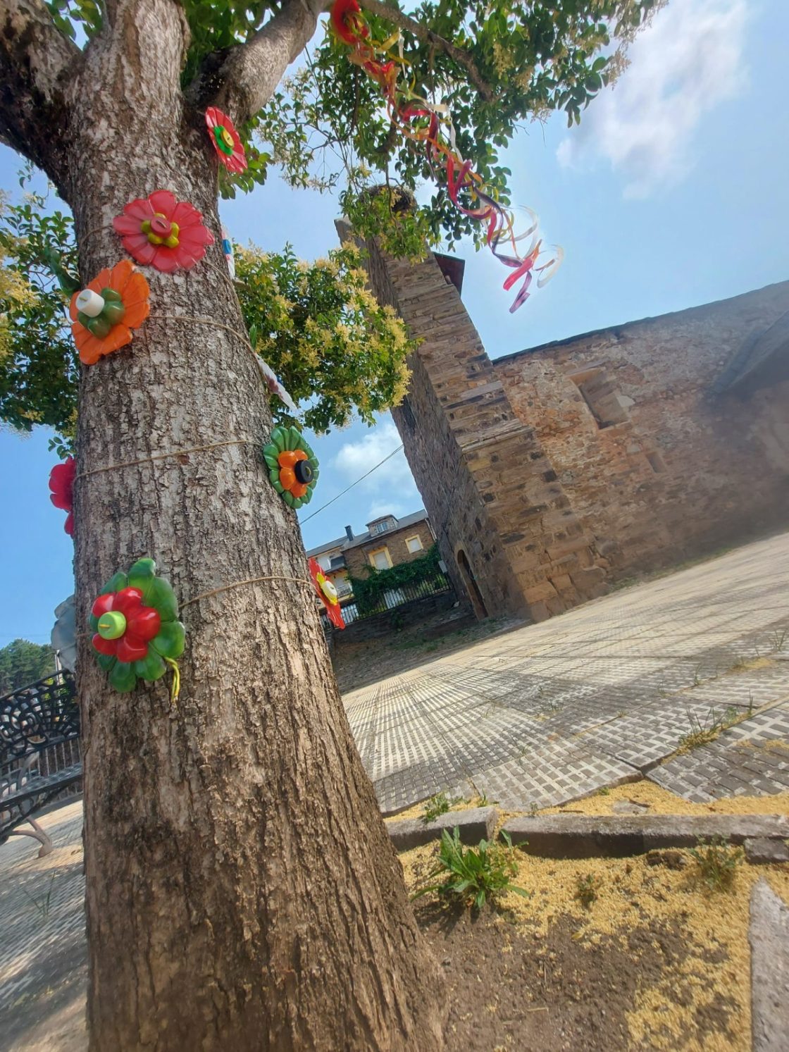 Elementos decorativos hechos con materiales reciclados en el Valle de Finolledo. "/ EBD