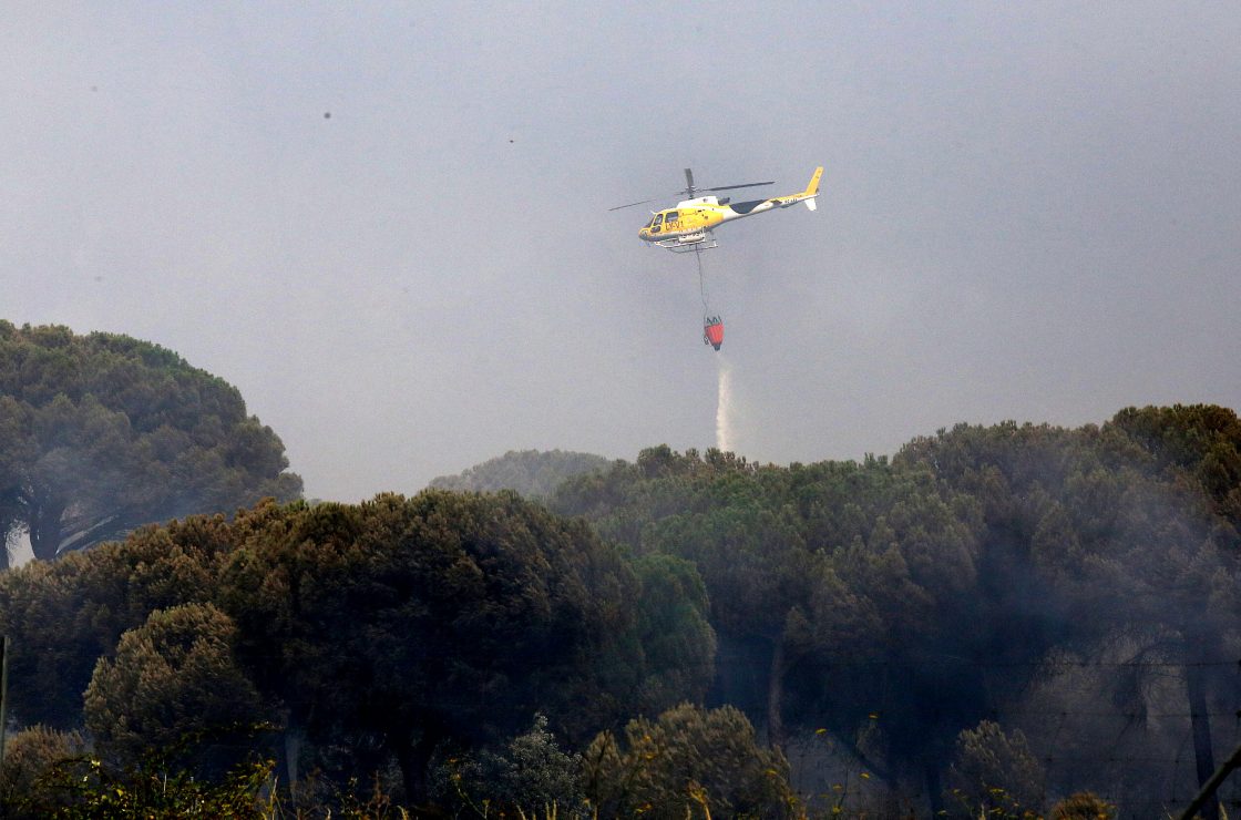 Helicóptero en un incendio forestal. / Ical