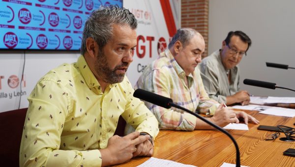 El secretario de Acción Sindical y Diálogo Social UGT Castilla y León, Raúl Santa Eufemia; el secretario autonómico de UGT Servicios Públicos, Tomás Pérez , y el secretario de Acción Sindical y del sector autonómico de UGT Servicios Públicos, Carlos Arenas