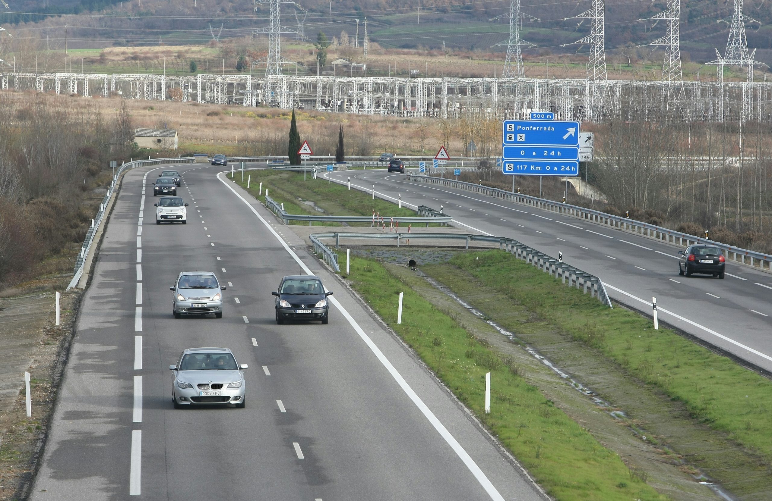 Vehículos circulando por la autovía A-6 a su paso por Ponferrada