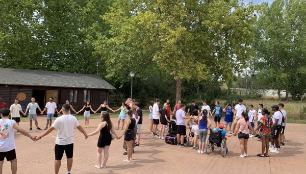 Medio centenar de jóvenes europeos participan en el encuentro Incluniverse en El Bosque de los Sueños de Cubillos del Sil