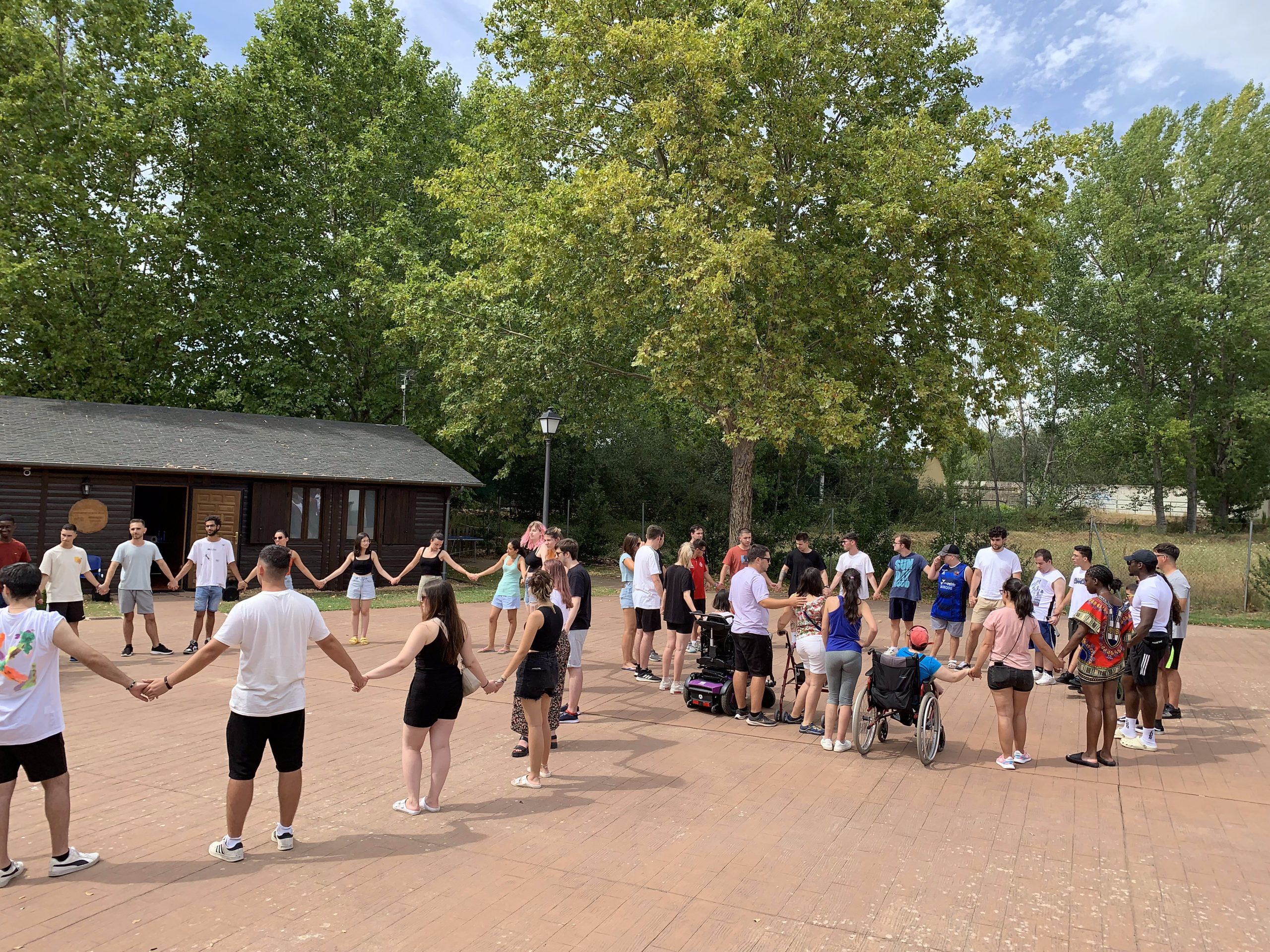 Medio centenar de jóvenes europeos participan en el encuentro Incluniverse en El Bosque de los Sueños de Cubillos del Sil