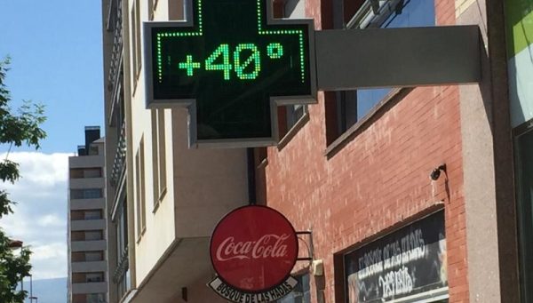 Un termómetro marca 40º en una calle de Ponferrada