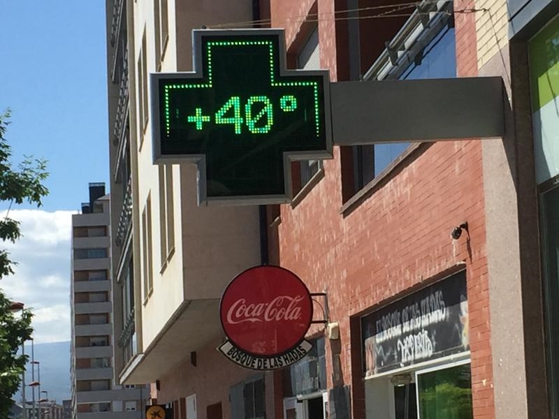 Un termómetro marca 40º en una calle de Ponferrada