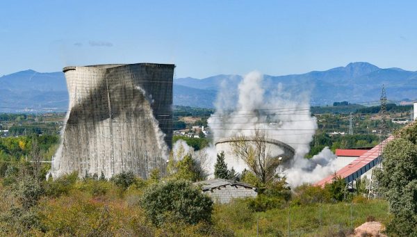 Voladura de las torres de refrigeración y la chimenea del Grupo 3 de la central térmica de Compostilla II