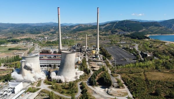 Voladura de las torres de refrigeración de Compostilla II