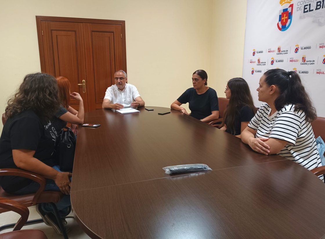 Olegario Ramón recibió al comité de empresa de Teleperformance Ponferrada