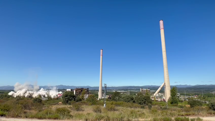 Voladura de las torres de la central térmica de Compostilla II