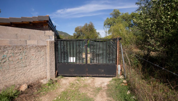 Acceso a la finca donde se encontró el cadáver del anciano en Sotillo de la Adrada